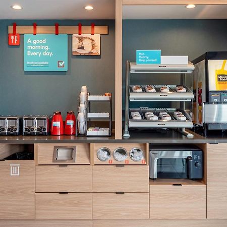 Avid Hotels Milwaukee West - Waukesha By Ihg Pewaukee Экстерьер фото