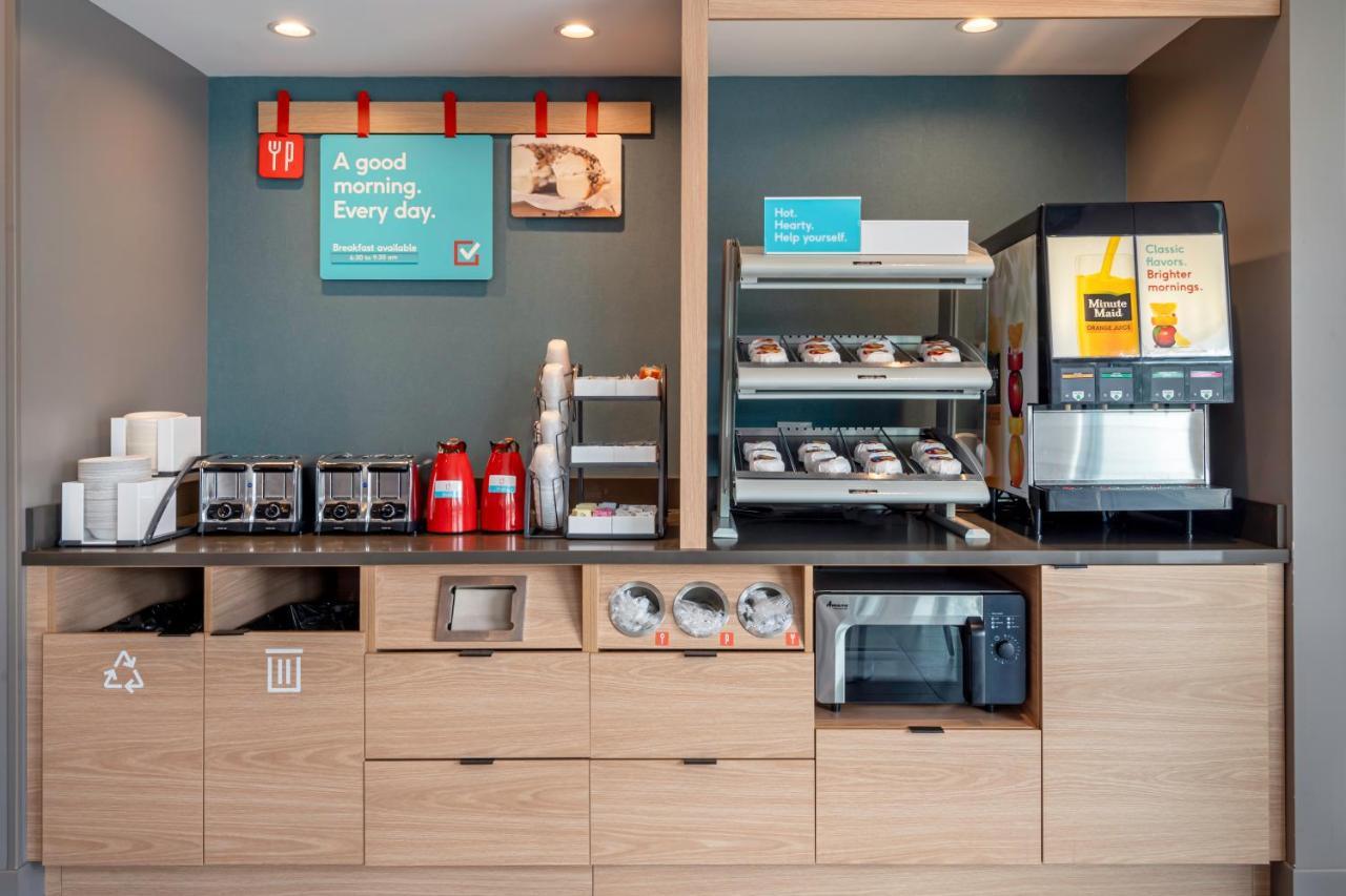 Avid Hotels Milwaukee West - Waukesha By Ihg Pewaukee Экстерьер фото