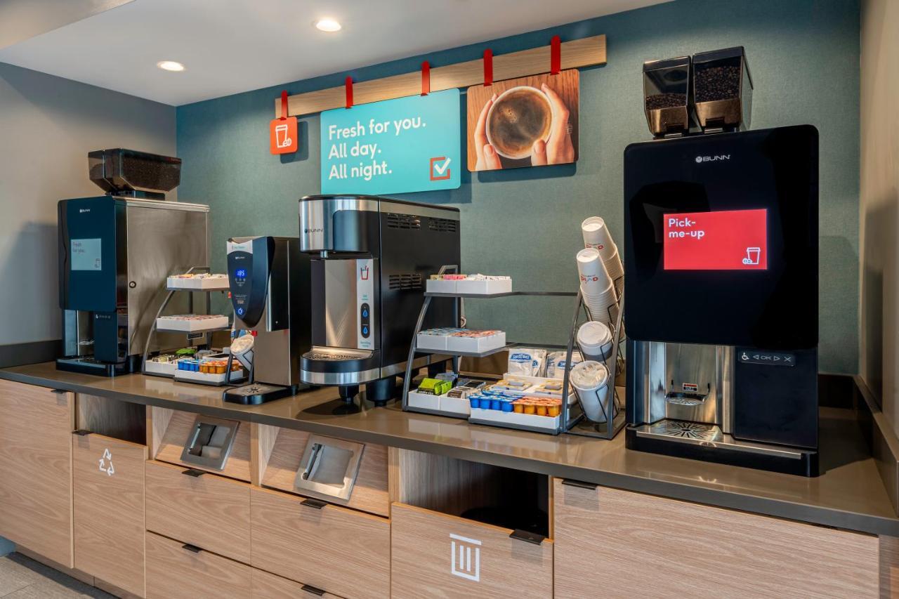 Avid Hotels Milwaukee West - Waukesha By Ihg Pewaukee Экстерьер фото