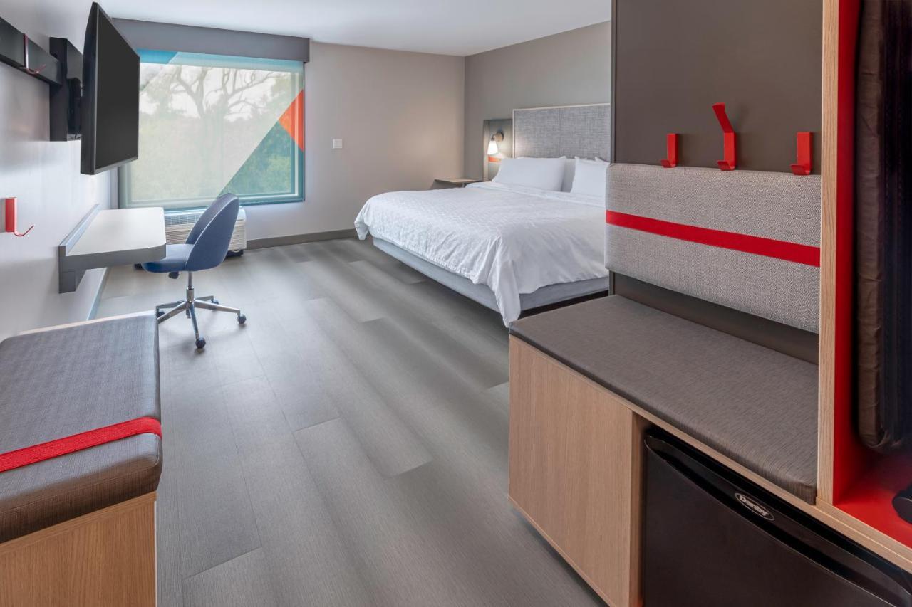Avid Hotels Milwaukee West - Waukesha By Ihg Pewaukee Экстерьер фото