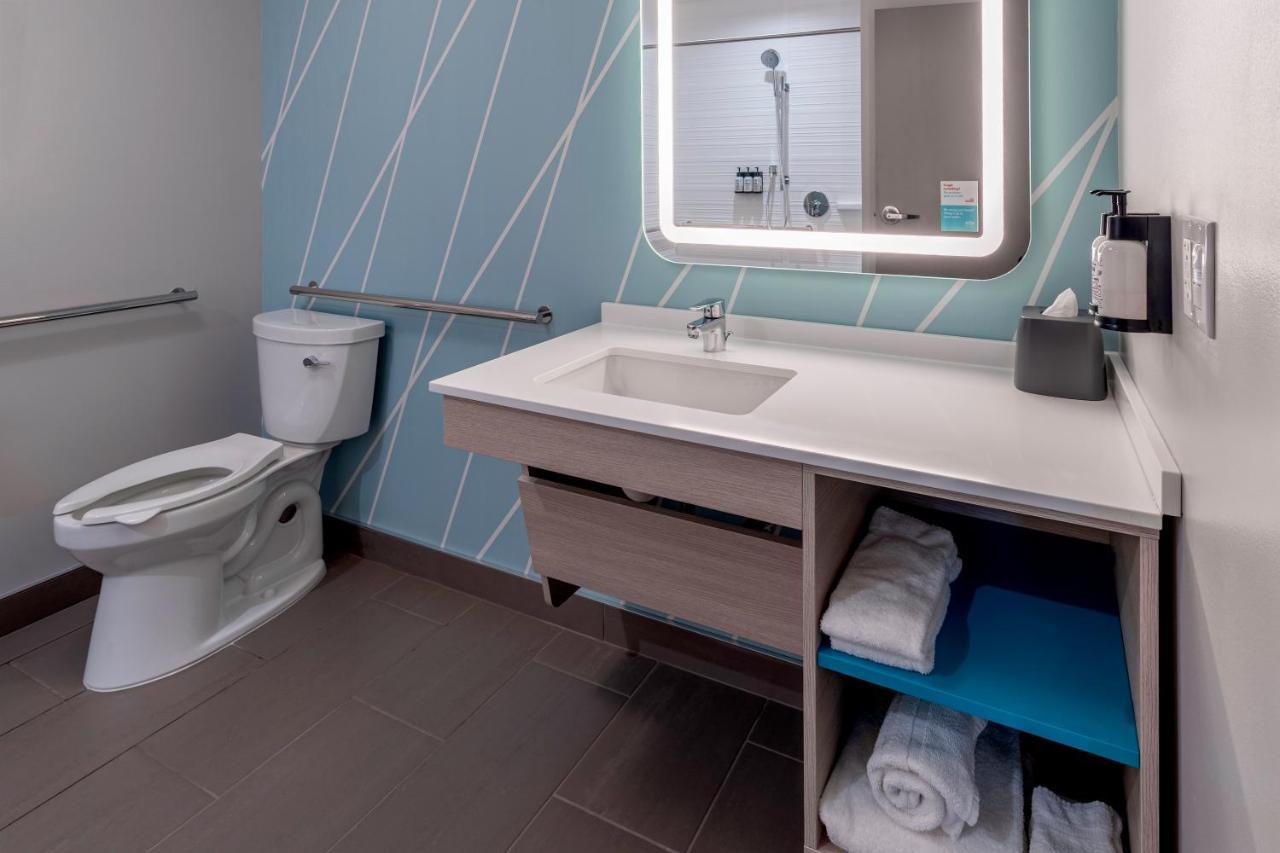 Avid Hotels Milwaukee West - Waukesha By Ihg Pewaukee Экстерьер фото