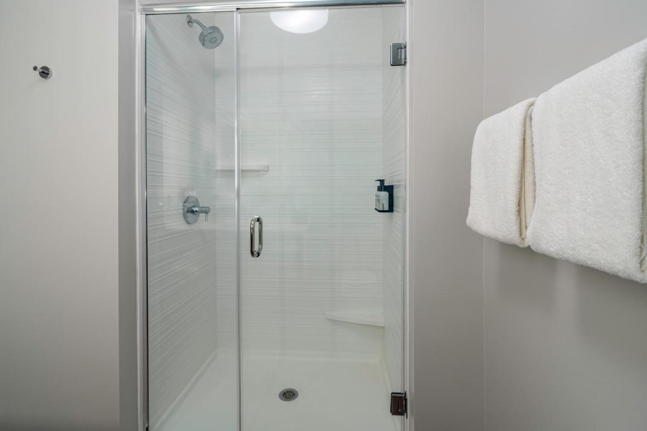 Avid Hotels Milwaukee West - Waukesha By Ihg Pewaukee Экстерьер фото