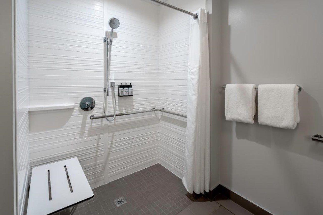 Avid Hotels Milwaukee West - Waukesha By Ihg Pewaukee Экстерьер фото