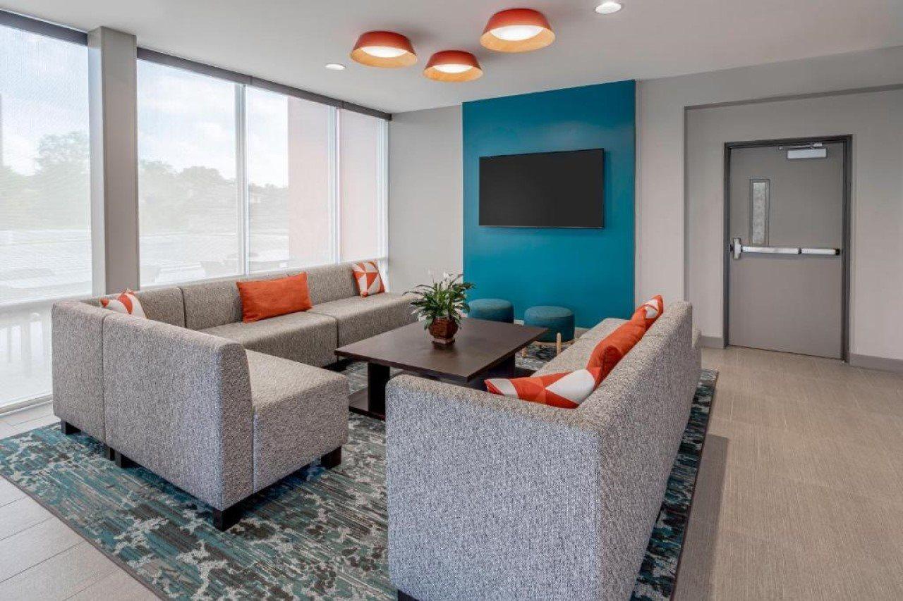Avid Hotels Milwaukee West - Waukesha By Ihg Pewaukee Экстерьер фото